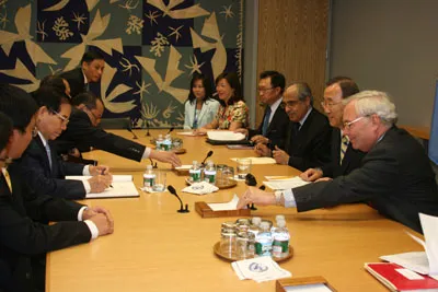 Đoàn lãnh đạo cấp cao của nước CHXHCN Việt Nam do Chủ tịch nước Nguyễn Minh Triết dẫn đầu hội đàm với Tổng Thư ký Liên Hợp Quốc Ban Ki-moon ngày 20-10-2010 tại trụ sở Liên Hợp Quốc. Ảnh: Khắc Văn